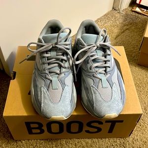 Yeezy Boost 700💙